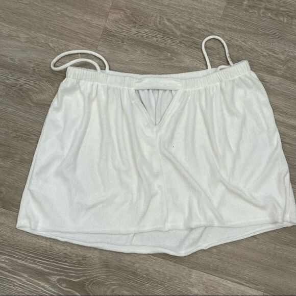 39. Project Social Los Angeles White Fleece Tank Top - Picture 2 of 5